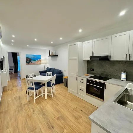 Seaview Escape - Families, Couples & Digital Nomads Apartman